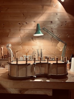 Cello-auf-Werkbank-Leimprozess Cello auf Werkbank Leimprozess