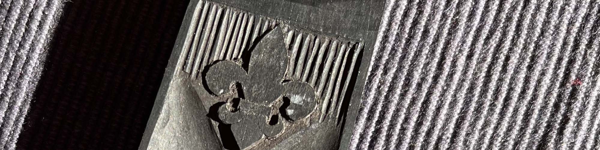 Barockelement unter dem Griffbrett